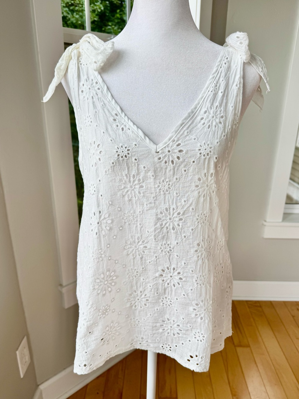 White Eyelet Lace Sleeveless V Neck Tank Top Bow Tie Straps Sz Small